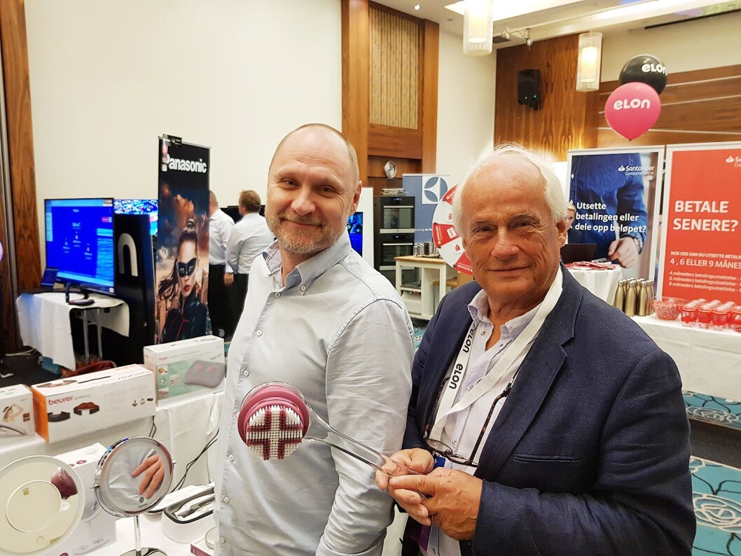 Mercantesjef Kenneth Baltzersen (til venstre) og Hugo Sveholm hadde med et stort utvalg av utstyr fra Beurer til messa. Foto: Jan Røsholm. Mercantesjef Kenneth Baltzersen (til venstre) og Hugo Sveholm hadde med et stort utvalg av utstyr fra Beurer til messa. Foto: Jan Røsholm.