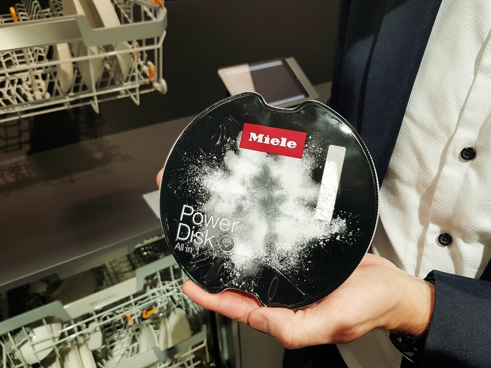 Mieles Powerdisk for oppvaskmaskin er nå tilgjengelig på det norske markedet. En disk holder til en måneds forbruk. Foto: Jan Røsholm.