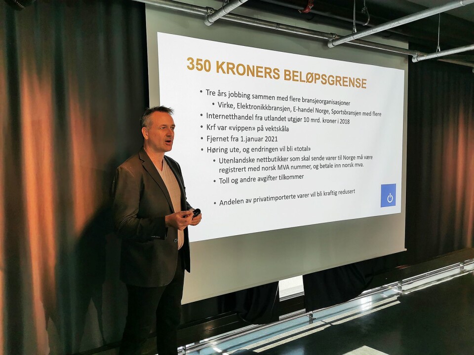 Jan Røsholm i Stiftelsen Elektronikkbransjen tok for seg rammevilkårene til bransjen, og kurset deltakerne om det juridiske rundt kjøp og salg. Foto: Stian Sønsteng