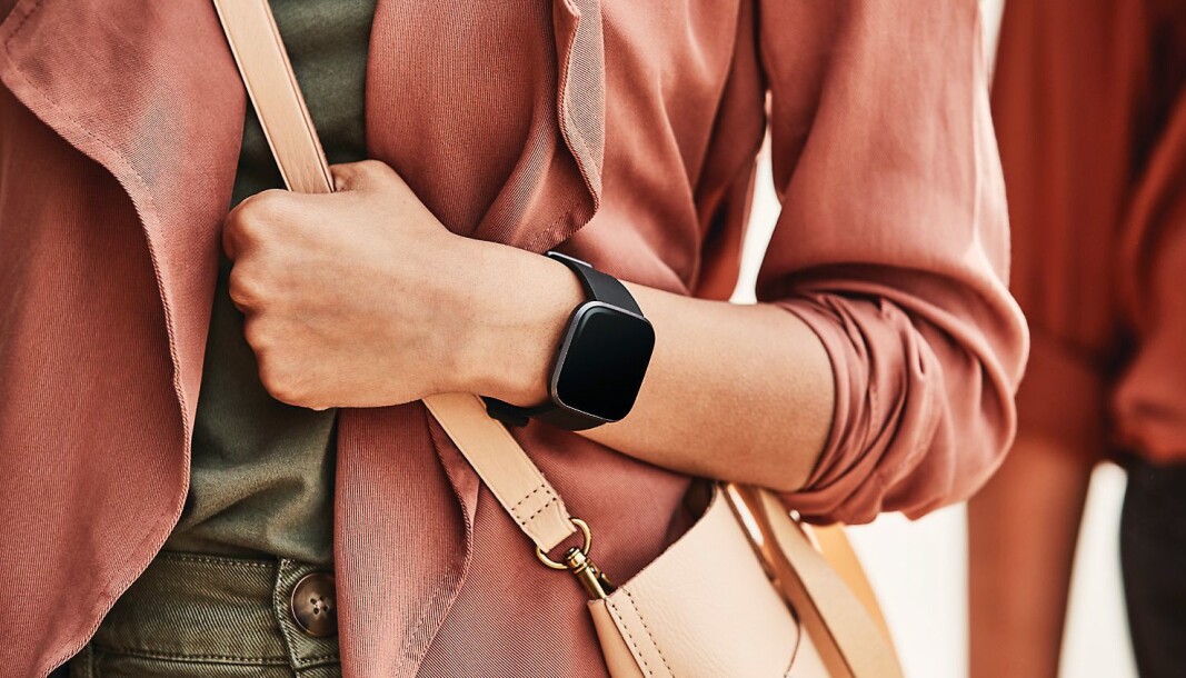 Fitbit blir en del av Google-familien, her avbildet modellen Versa 2. Foto: Fitbit Fitbit blir en del av Google-familien, her avbildet modellen Versa 2. Foto: Fitbit