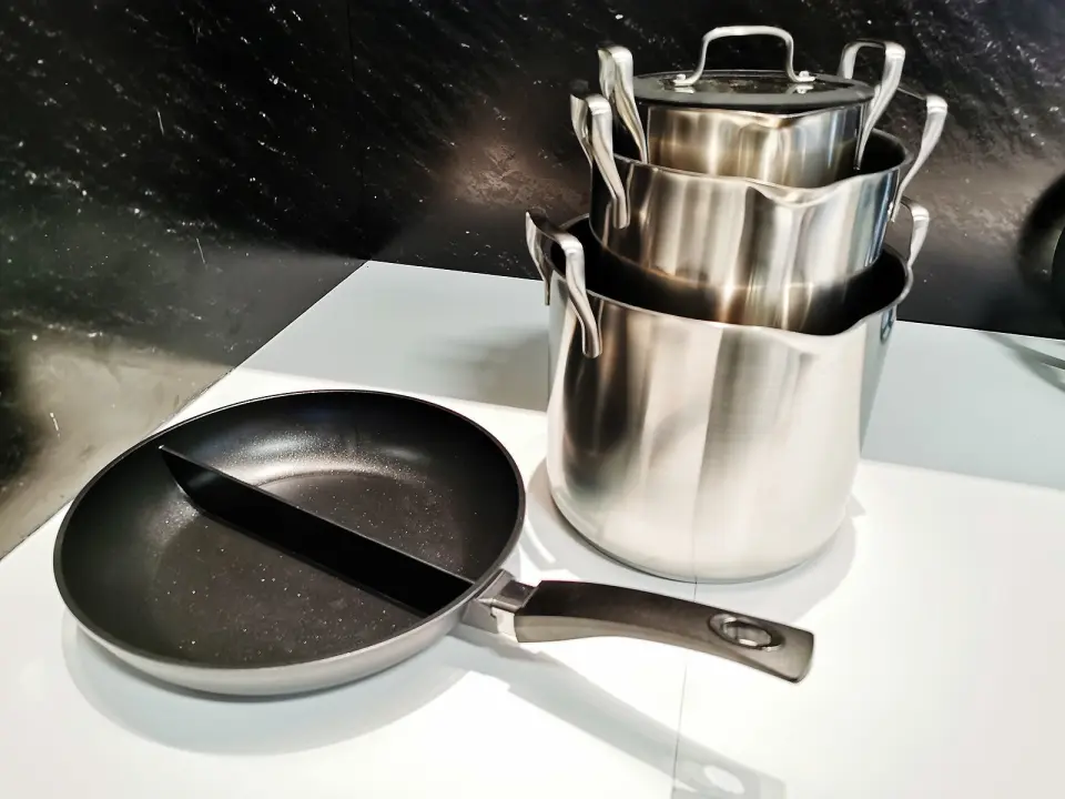 Med den patenterte Ego1948 Duo Pan kan man steke to retter i samme panne. Stack Pot er et sett med tre kjeler som kan stables, med helletut. Foto: Stian Sønsteng. Med den patenterte Ego1948 Duo Pan kan man steke to retter i samme panne. Stack Pot er et sett med tre kjeler som kan stables, med helletut. Foto: Stian Sønsteng.