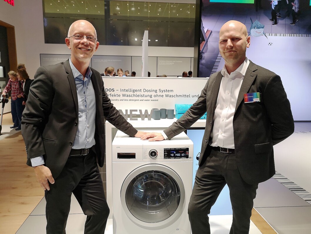 Thomas Orry, nordisk salgssjef og Morten Kristensen, nasjonal salgssjef i BSH, med Bosch’ nyeste vaskemaskin. Foto: Marte Ottemo Thomas Orry, nordisk salgssjef og Morten Kristensen, nasjonal salgssjef i BSH, med Bosch’ nyeste vaskemaskin. Foto: Marte Ottemo