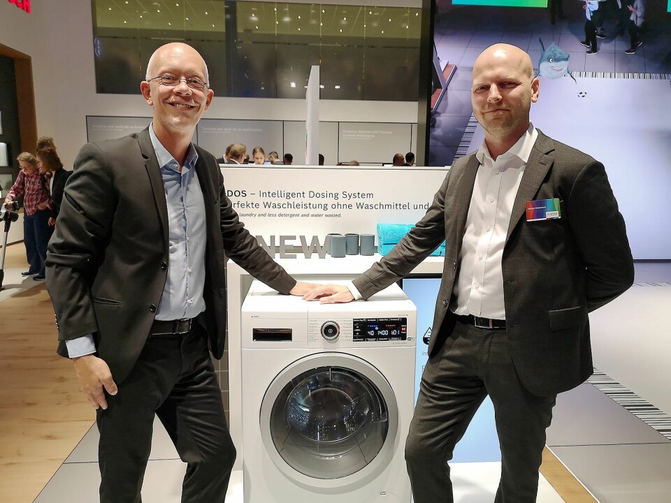Thomas Orry, nordisk salgssjef og Morten Kristensen, nasjonal salgssjef i BSH, med Bosch’ nyeste vaskemaskin. Foto: Marte Ottemo