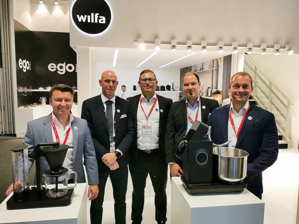 Morten Hoff (f. v.), Mattias Forsell, Thomas Korreborg, Niko Olkkonen, Nikolas Bogdanoff i Wilfa med den nye kaffetrakteren og bakemaskinen det har kostet over 20 millioner kroner å utvikle. Foto: Stian Sønsteng. Morten Hoff (f. v.), Mattias Forsell, Thomas Korreborg, Niko Olkkonen, Nikolas Bogdanoff i Wilfa med den nye kaffetrakteren og bakemaskinen det har kostet over 20 millioner kroner å utvikle. Foto: Stian Sønsteng.