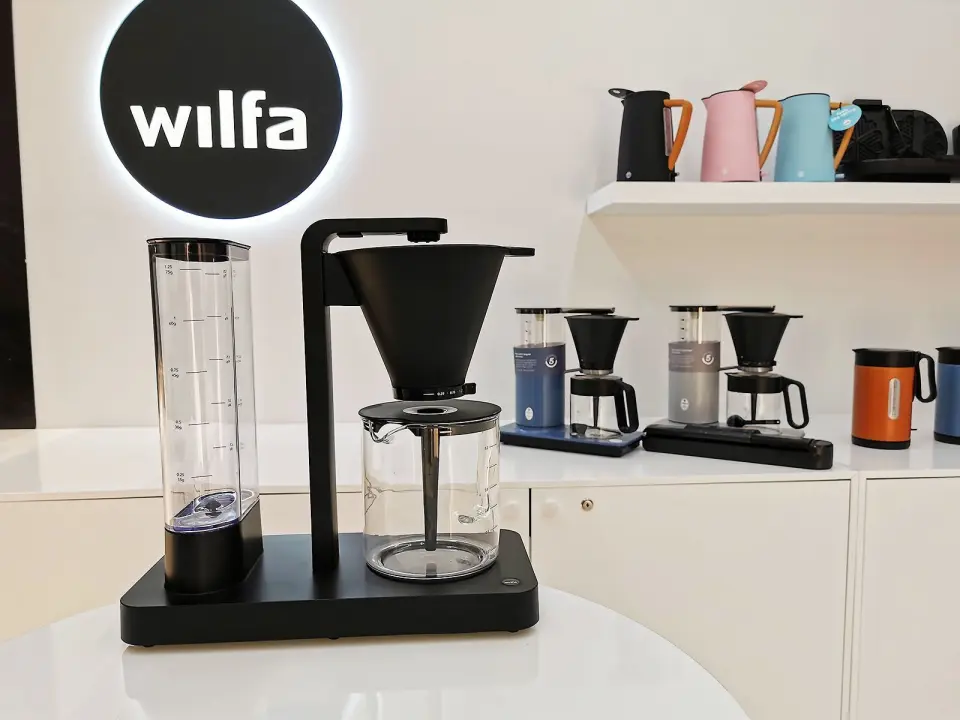 WSPL (Wilfa Svart Presisjon Light) er arbeidsnavnet på Wilfas nye kaffetrakter, som har de samme funksjonene som Svart Presisjon, men med sine 2.500 kroner vil koste en tusenlapp mindre. Foto: Stian Sønsteng. WSPL (Wilfa Svart Presisjon Light) er arbeidsnavnet på Wilfas nye kaffetrakter, som har de samme funksjonene som Svart Presisjon, men med sine 2.500 kroner vil koste en tusenlapp mindre. Foto: Stian Sønsteng.