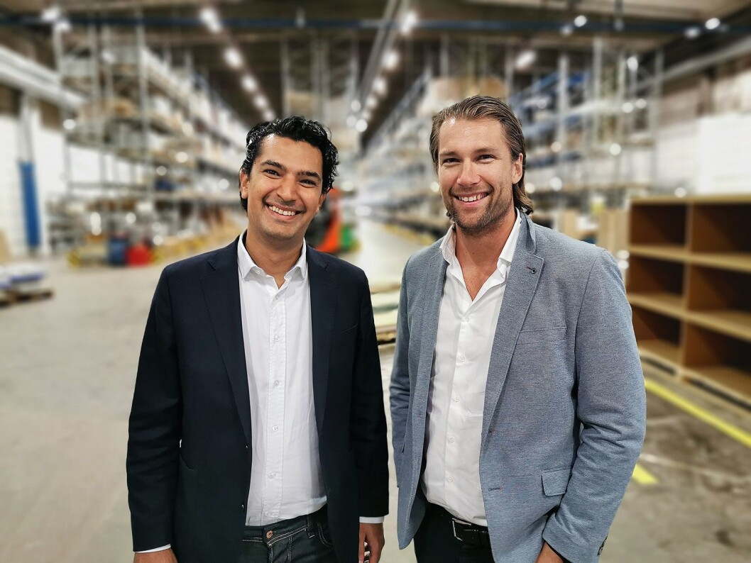 Keivan Cherloo (t. v.) i Nobia og Mikkel Alme i Power på Nobias plukklager i Tidaholm, der alle Powers Norema-kunder får kjøkkenene sine fra. Foto: Stian Sønsteng Keivan Cherloo (t. v.) i Nobia og Mikkel Alme i Power på Nobias plukklager i Tidaholm, der alle Powers Norema-kunder får kjøkkenene sine fra. Foto: Stian Sønsteng