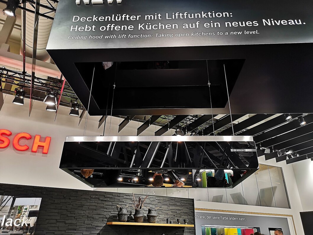 Den takhengte ventilatoren hever og senker seg automatisk etter behov. Foto: Marte Ottemo. Den takhengte ventilatoren hever og senker seg automatisk etter behov. Foto: Marte Ottemo.