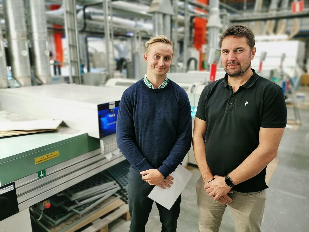 Kvalitetssikringssjef Timo Kristenson (t. v.) og produksjonssjef Daniel Lagander foran maskinrekken som pusser, primer, dekkmaler, klarlakker, UV-tørker, polerer og pusser før den endelige fargen påføres og UV-tørkes før komponentene er innom en kjølesone. Hele prosessen tar 12 minutter. Kapasiteten er 3.000 biter i døgnet. Foto: Stian Sønsteng. Kvalitetssikringssjef Timo Kristenson (t. v.) og produksjonssjef Daniel Lagander foran maskinrekken som pusser, primer, dekkmaler, klarlakker, UV-tørker, polerer og pusser før den endelige fargen påføres og UV-tørkes før komponentene er innom en kjølesone. Hele prosessen tar 12 minutter. Kapasiteten er 3.000 biter i døgnet. Foto: Stian Sønsteng.