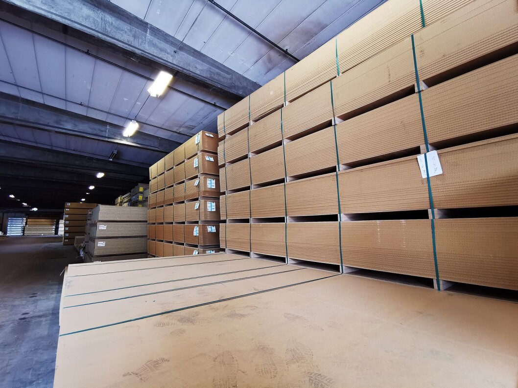 Ved Nobias fabrikk i Tidaholm i Sverige kommer det inn store mengder plater som brukes i produksjonen av kjøkkeninnredninger. Foto: Stian Sønsteng. Ved Nobias fabrikk i Tidaholm i Sverige kommer det inn store mengder plater som brukes i produksjonen av kjøkkeninnredninger. Foto: Stian Sønsteng.