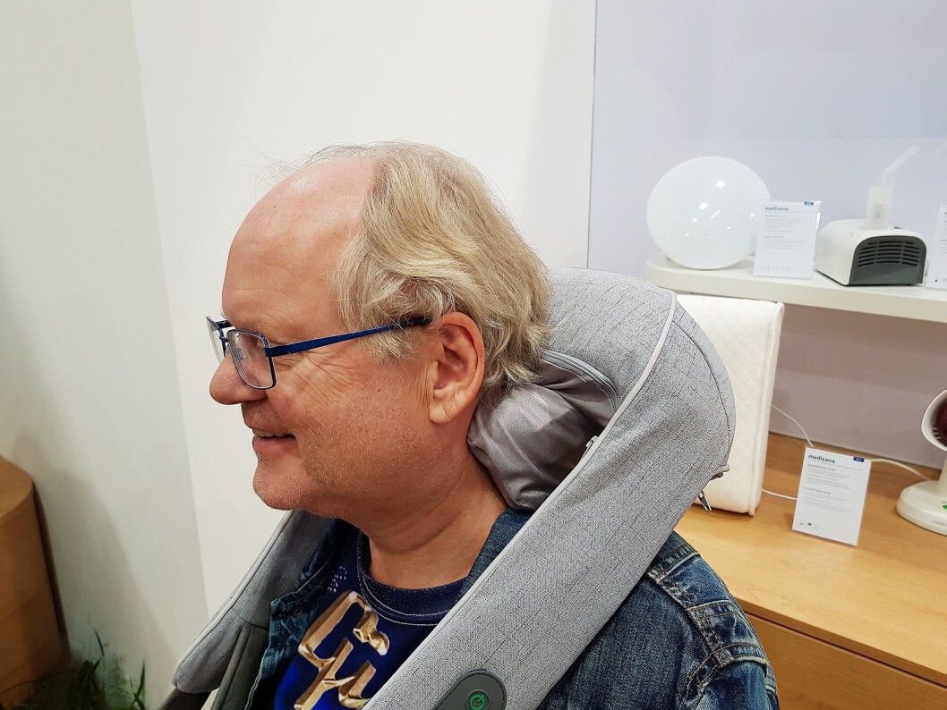 Herleik Dalen i Dalens Elektronikkservice får prøve skuldermassasje fra Medisana. Foto: Jan Røsholm. Herleik Dalen i Dalens Elektronikkservice får prøve skuldermassasje fra Medisana. Foto: Jan Røsholm.
