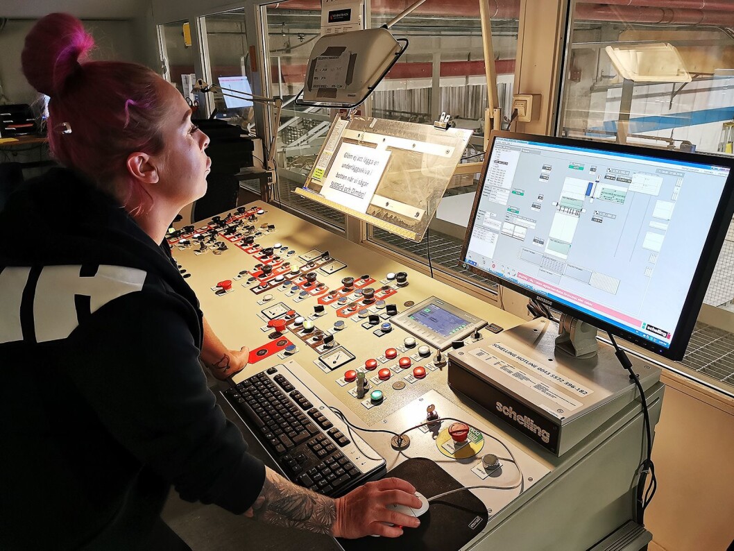 Mari Jonsson planlegger kuttingen, for å utnytte platene best mulig. Kappet brukes til fjernvarme. Foto: Stian Sønsteng. Mari Jonsson planlegger kuttingen, for å utnytte platene best mulig. Kappet brukes til fjernvarme. Foto: Stian Sønsteng.