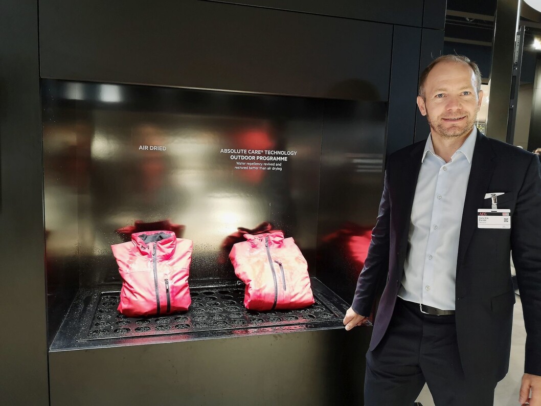 Hans-Erik Standal, nordisk nøkkelkundeansvarlig i AEG Electrolux, demonstrerer hvordan allværsjakken kan få nytt liv. Foto: Marte Ottemo. Hans-Erik Standal, nordisk nøkkelkundeansvarlig i AEG Electrolux, demonstrerer hvordan allværsjakken kan få nytt liv. Foto: Marte Ottemo.
