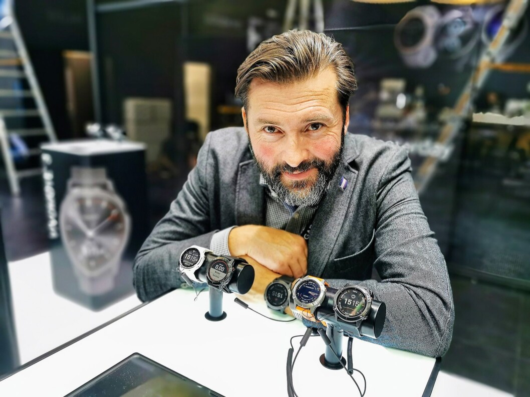 Nordisk PR-sjef Marcus Bjärneroth i Garmin viser på IFA fire nye klokkeserier. Her Fenix 6-serien med premium GPS-multisport-klokker, der toppmodellen har solceller. Foto: Stian Sønsteng Nordisk PR-sjef Marcus Bjärneroth i Garmin viser på IFA fire nye klokkeserier. Her Fenix 6-serien med premium GPS-multisport-klokker, der toppmodellen har solceller. Foto: Stian Sønsteng