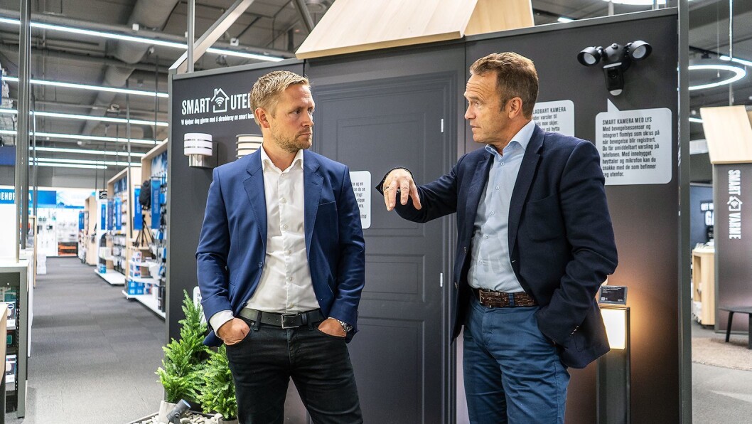 Andreas Westgaard (t. v.) er ansvarlig for smarte hjem i Elkjøp Nordic. Nå har konsernet inngått en avtale med norske Datek og administrerende direktør Tom Scharning. Foto: Elkjøp Andreas Westgaard (t. v.) er ansvarlig for smarte hjem i Elkjøp Nordic. Nå har konsernet inngått en avtale med norske Datek og administrerende direktør Tom Scharning. Foto: Elkjøp