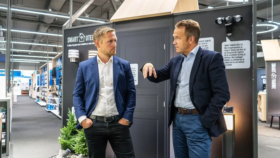 Andreas Westgaard (t. v.) er ansvarlig for smarte hjem i Elkjøp Nordic. Nå har konsernet inngått en avtale med norske Datek og administrerende direktør Tom Scharning. Foto: Elkjøp Andreas Westgaard (t. v.) er ansvarlig for smarte hjem i Elkjøp Nordic. Nå har konsernet inngått en avtale med norske Datek og administrerende direktør Tom Scharning. Foto: Elkjøp
