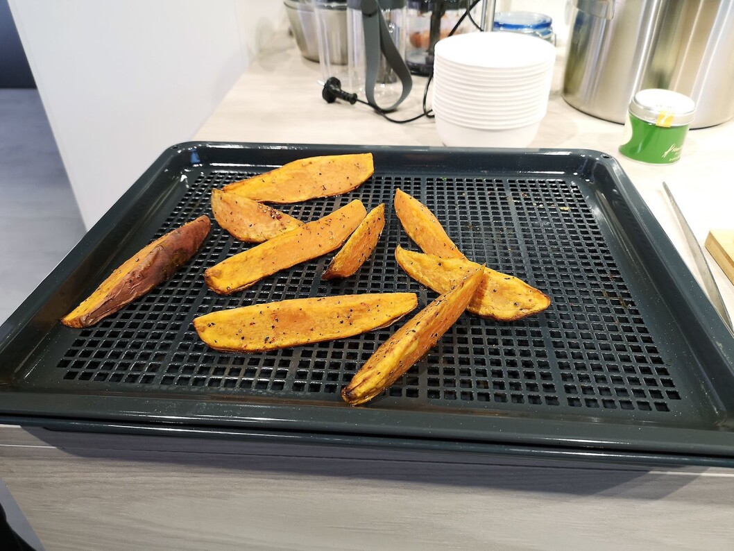 I stedet for en egen maskin til å lage sprø pommes frites med minimal av fett, har Electrolux utviklet et eget stekebrett for samme funksjon. Foto: Marte Ottemo. I stedet for en egen maskin til å lage sprø pommes frites med minimal av fett, har Electrolux utviklet et eget stekebrett for samme funksjon. Foto: Marte Ottemo.