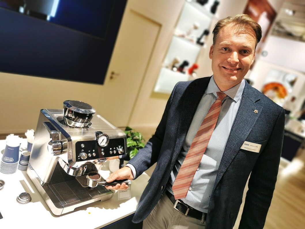 Nordisk salgsdirektør Joachim Laugesen i De’Longhi med espressomaskinen La Specialista. Pris: 8.000,- Foto: Stian Sønsteng. Nordisk salgsdirektør Joachim Laugesen i De’Longhi med espressomaskinen La Specialista. Pris: 8.000,- Foto: Stian Sønsteng.