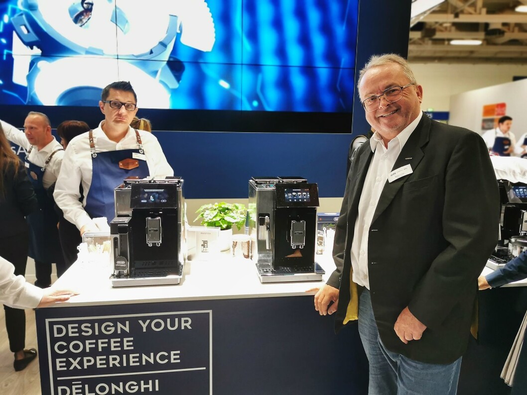 – De’Longhi Maestosa er vår nye toppmodell innen helautomatiske kaffemaskiner, sier Martin Vinje. Foto: Stian Sønsteng. – De’Longhi Maestosa er vår nye toppmodell innen helautomatiske kaffemaskiner, sier Martin Vinje. Foto: Stian Sønsteng.