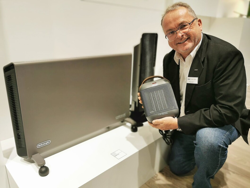 Martin Vinje med De’Longhis konvektorovn HX65L22 (2.300,-) og vifteovnen HFX30C18 (650,-). Begge har keramisk varmeelement og vifte. Foto: Stian Sønsteng Martin Vinje med De’Longhis konvektorovn HX65L22 (2.300,-) og vifteovnen HFX30C18 (650,-). Begge har keramisk varmeelement og vifte. Foto: Stian Sønsteng