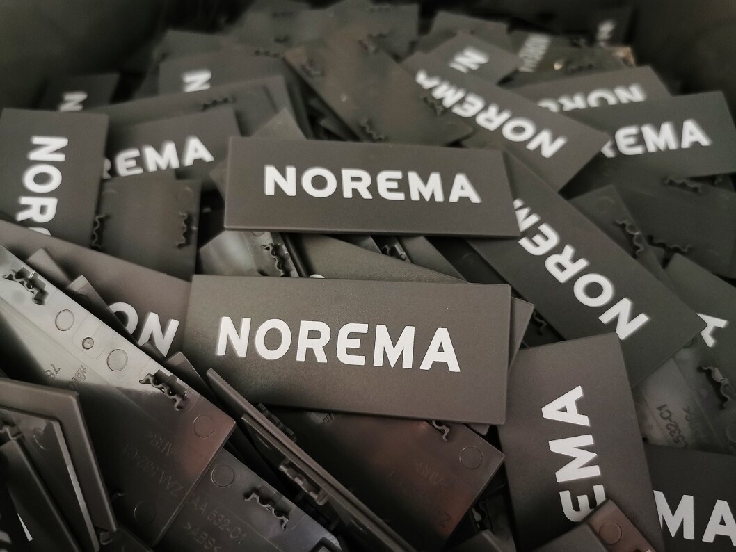 Disse Norema-skiltene settes i skuffene. Foto: Stian Sønsteng. Disse Norema-skiltene settes i skuffene. Foto: Stian Sønsteng.