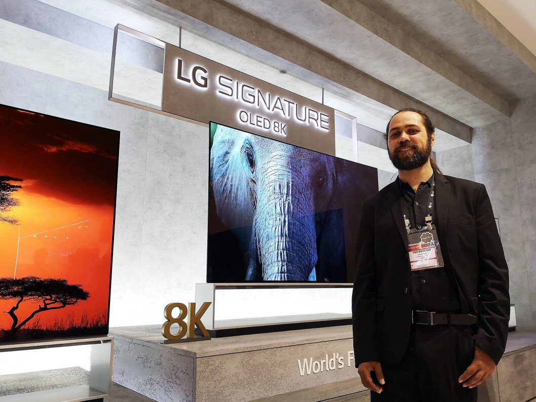 Nordisk produktspesialist i LG, Erik Svalberg, sier 8K Oled-TVen må ses i virkeligheten for å få et skikkelig inntrykk av bildekvaliteten. Foto: Marte Ottemo Nordisk produktspesialist i LG, Erik Svalberg, sier 8K Oled-TVen må ses i virkeligheten for å få et skikkelig inntrykk av bildekvaliteten. Foto: Marte Ottemo