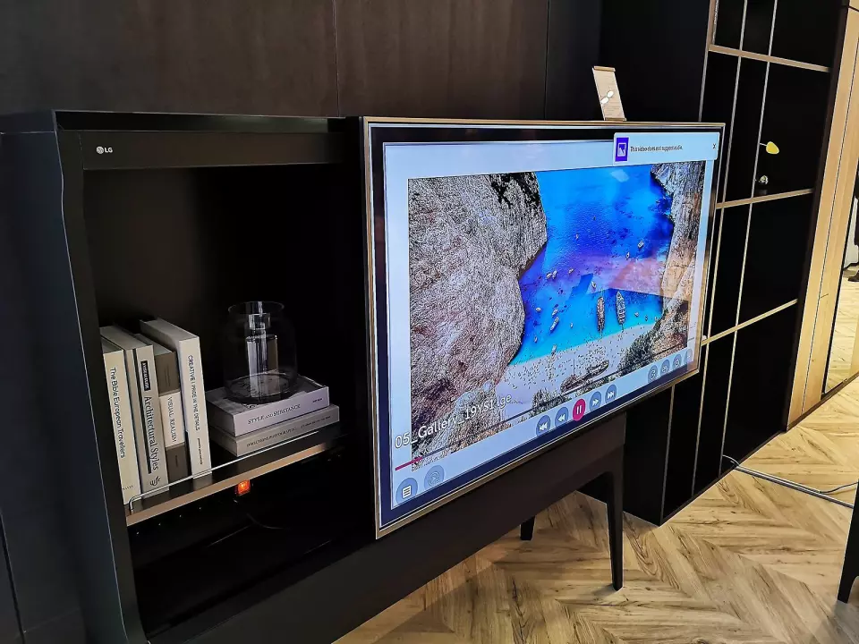 LG tester nå ut en ny serie produkter, som kombinerer TV og møbel i ett. Foto: Marte Ottemo.