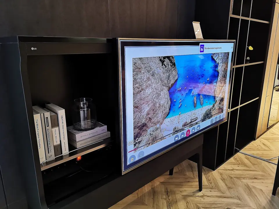 LG tester nå ut en ny serie produkter, som kombinerer TV og møbel i ett. Foto: Marte Ottemo. LG tester nå ut en ny serie produkter, som kombinerer TV og møbel i ett. Foto: Marte Ottemo.