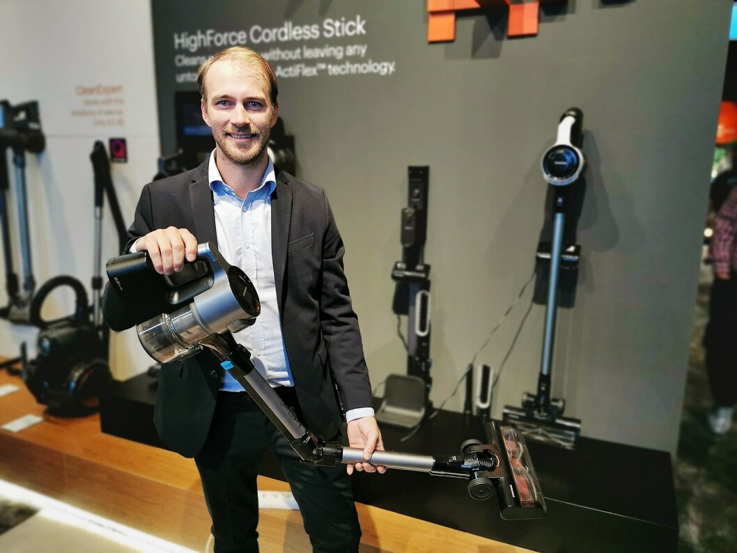 Alexander Engh med Grundigs ladbare stavstøvsuger Power Stick, der toppmodellen har et rør som kan vinkles. Pris: 4.500,- Foto: Stian Sønsteng. Alexander Engh med Grundigs ladbare stavstøvsuger Power Stick, der toppmodellen har et rør som kan vinkles. Pris: 4.500,- Foto: Stian Sønsteng.