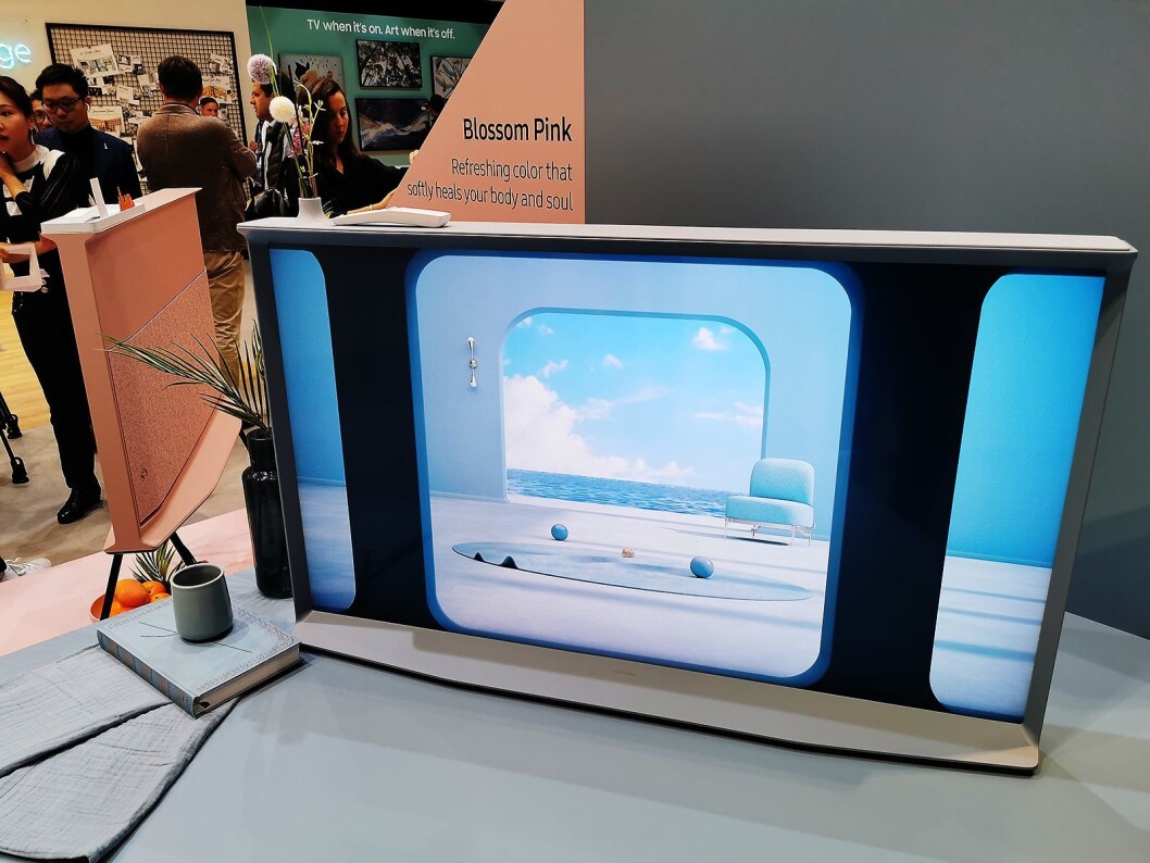 Samsung Serif er relansert, og har samme qled-skjerm og innmat som Q60-serien. Kommer i 49 og 55 tommer. Foto: Stian Sønsteng. Samsung Serif er relansert, og har samme qled-skjerm og innmat som Q60-serien. Kommer i 49 og 55 tommer. Foto: Stian Sønsteng.