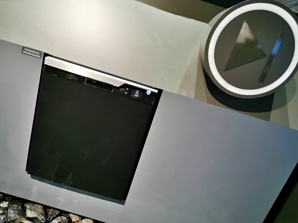 Denne oppvaskmaskinen er en av de første hvitevarene som kommer med Grundigs nye design. Med sensorstyring skal det være nok å betjene maskinen med å trykke på start. Foto: Stian Sønsteng.
