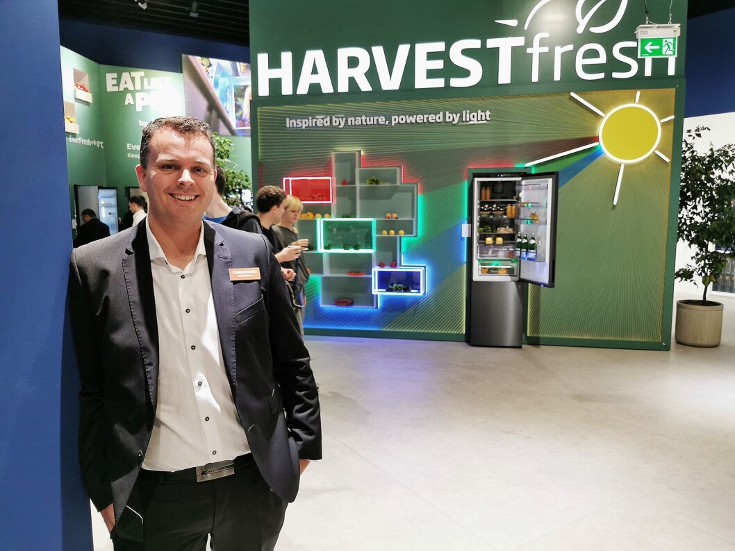 Kjetil Mikkelborg i Grundig med kombiskapet HarvestFresh fra Beko, som med i tillegg til det blå lyset på fjorårets modeller har fått rødt og grønt lys, som bedre skal ta vare på A-vitaminene i matvarene, i tillegg til C-vitaminene som blir påvirket av det blå lyset. Foto: Stian Sønsteng. Kjetil Mikkelborg i Grundig med kombiskapet HarvestFresh fra Beko, som med i tillegg til det blå lyset på fjorårets modeller har fått rødt og grønt lys, som bedre skal ta vare på A-vitaminene i matvarene, i tillegg til C-vitaminene som blir påvirket av det blå lyset. Foto: Stian Sønsteng.
