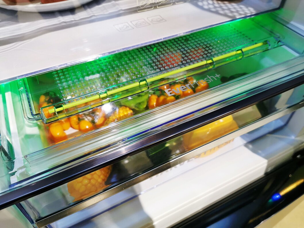 Det grønne lyset i Bekos HarvestFresh-skap skal ta bedre vare på A-vitaminene. Foto: Stian Sønsteng. Det grønne lyset i Bekos HarvestFresh-skap skal ta bedre vare på A-vitaminene. Foto: Stian Sønsteng.