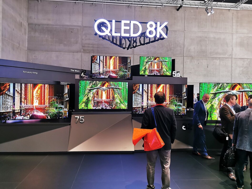 Samsungs 8K-TV Q950 er i Norge tilgjengelig i 55, 65, 75, 82 og 98 tommer. Den minste koster 40.000 kroner. Foto: Stian Sønsteng. Samsungs 8K-TV Q950 er i Norge tilgjengelig i 55, 65, 75, 82 og 98 tommer. Den minste koster 40.000 kroner. Foto: Stian Sønsteng.
