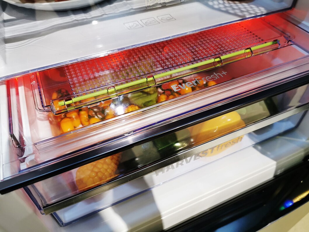 Det røde lyset i Bekos HarvestFresh-skap skal ta bedre vare på A-vitaminene. Foto: Stian Sønsteng. Det røde lyset i Bekos HarvestFresh-skap skal ta bedre vare på A-vitaminene. Foto: Stian Sønsteng.