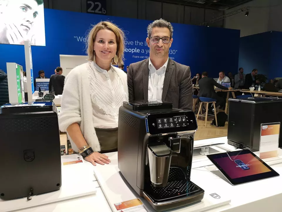 Lonneke Hendrix, nordisk salgs- og markedssjef på personlig pleie, og Dan Bechor, nordisk kanalsjef i Philips viser fram den nye kaffemaskinen Philips 3200 Lattego. Foto: Marte Ottemo.