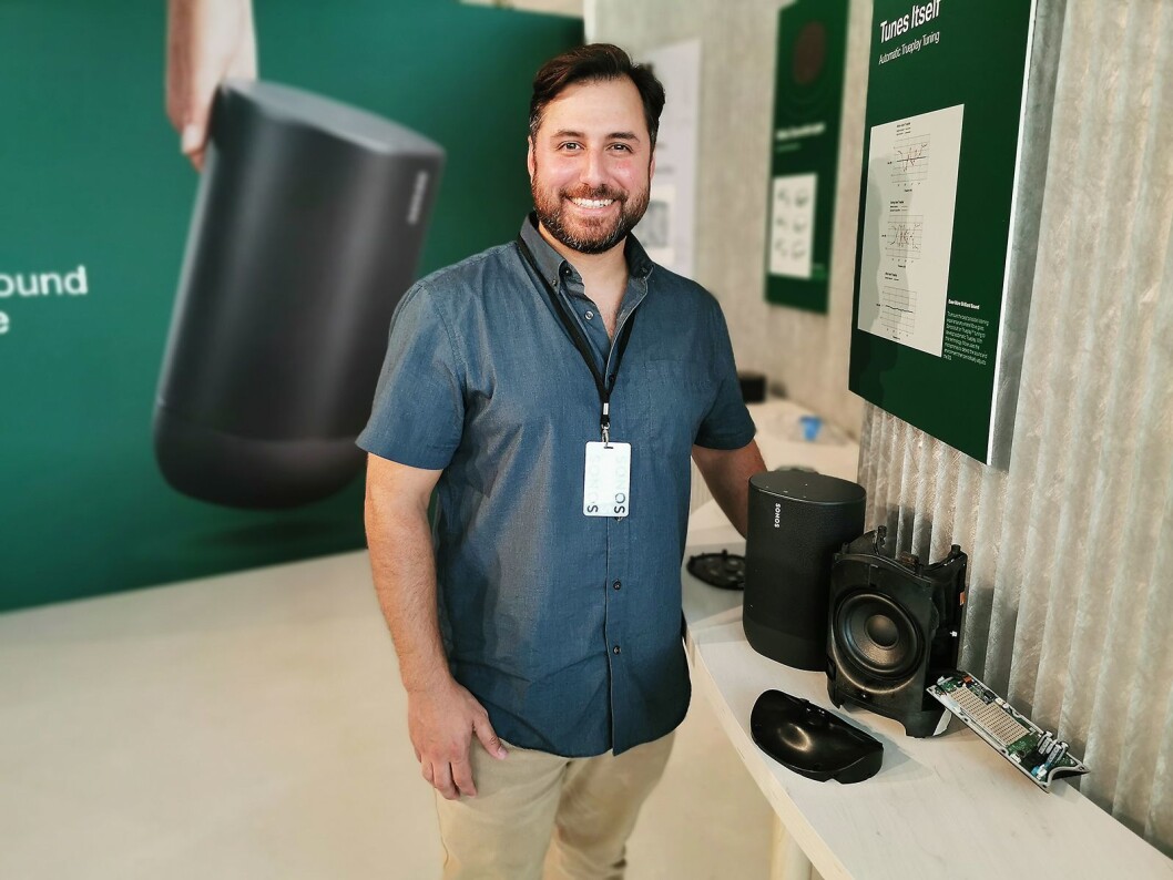 Jeff Derderian, leder for produktutviklingsgruppen i Sonos, med Move. Til høyre den helstøpte glassfiberenheten der mid-tweeteren sitter, og foran den bølgete platen som reflekterer diskanten ut og opp. Foto: Stian Sønsteng Jeff Derderian, leder for produktutviklingsgruppen i Sonos, med Move. Til høyre den helstøpte glassfiberenheten der mid-tweeteren sitter, og foran den bølgete platen som reflekterer diskanten ut og opp. Foto: Stian Sønsteng