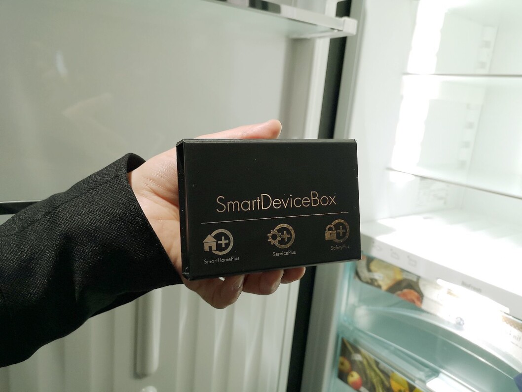 Med tilleggsutstyret Smart Device kan du gjøre både eldre og nye kjøleskap smarte. Foto: Marte Ottemo. Med tilleggsutstyret Smart Device kan du gjøre både eldre og nye kjøleskap smarte. Foto: Marte Ottemo.