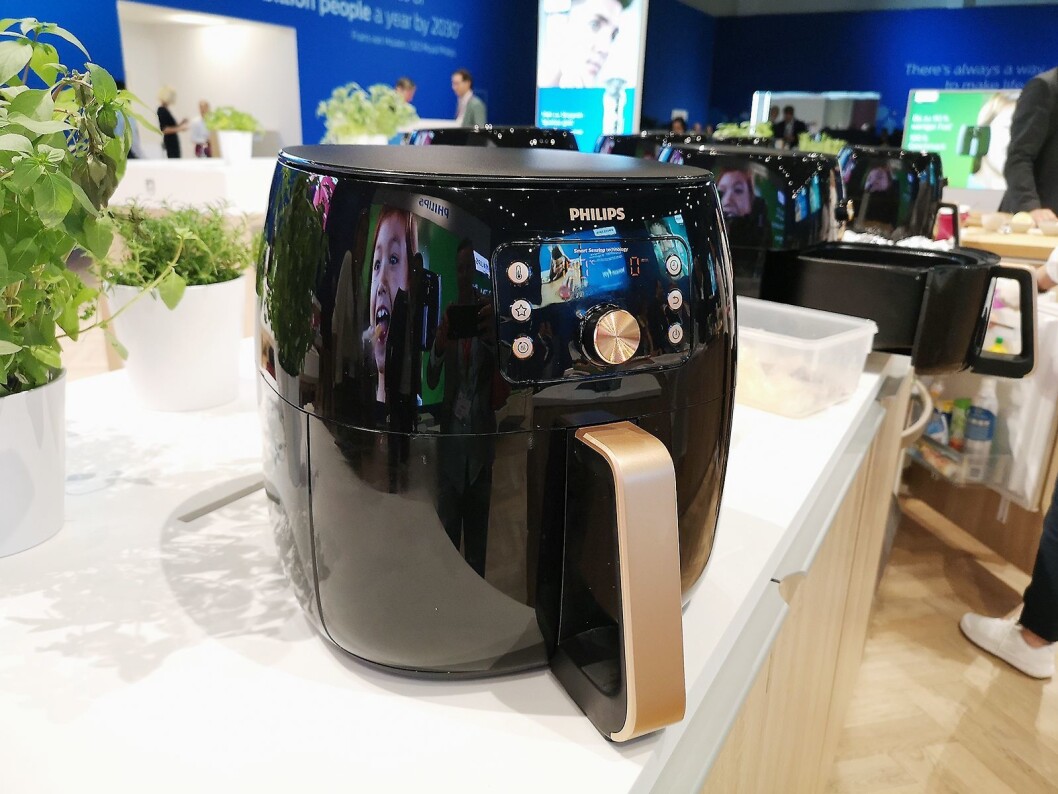Den nye Airfryer XXL har fått både smarte sensorer og et nytt design i sort og kobber. Foto: Marte Ottemo. Den nye Airfryer XXL har fått både smarte sensorer og et nytt design i sort og kobber. Foto: Marte Ottemo.