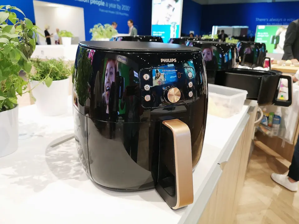 Den nye Airfryer XXL har fått både smarte sensorer og et nytt design i sort og kobber. Foto: Marte Ottemo. Den nye Airfryer XXL har fått både smarte sensorer og et nytt design i sort og kobber. Foto: Marte Ottemo.