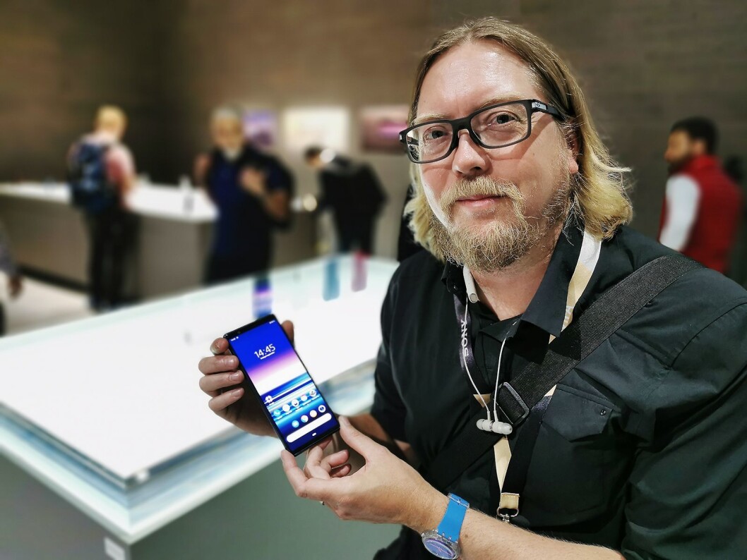 Rikard Skogberg med Sony Xperia 5, som er en kompakt versjon av Xperia 1. Foto: Stian Sønsteng Rikard Skogberg med Sony Xperia 5, som er en kompakt versjon av Xperia 1. Foto: Stian Sønsteng