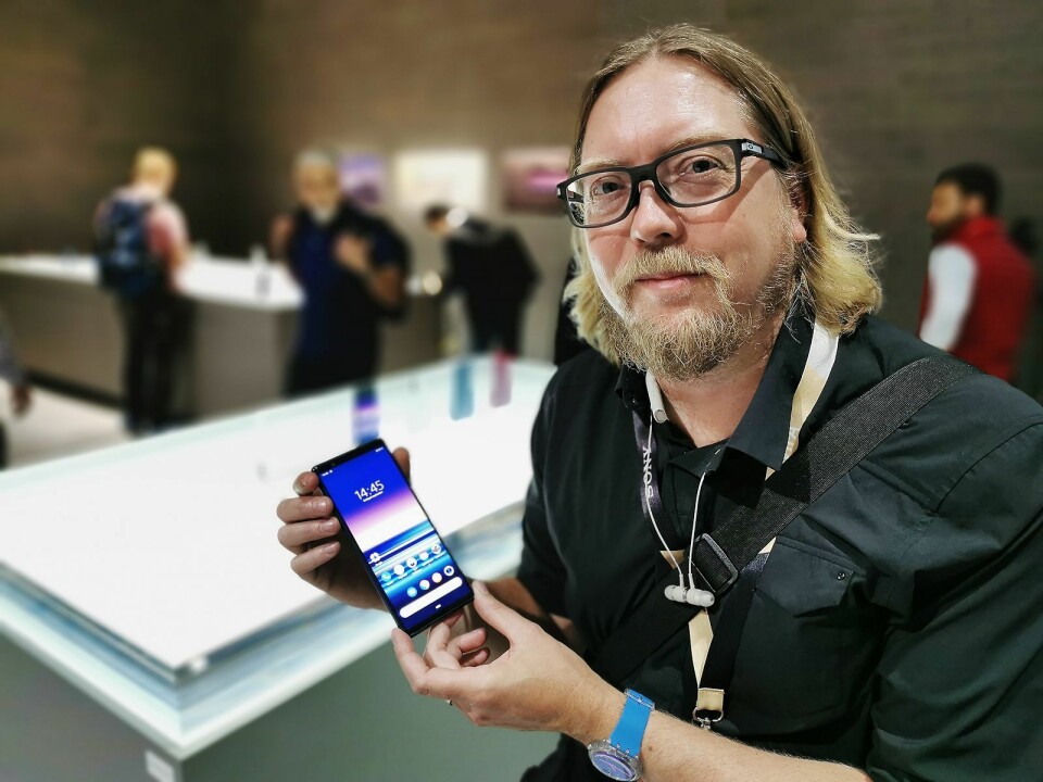 Rikard Skogberg med Sony Xperia 5, som er en kompakt versjon av Xperia 1. Foto: Stian Sønsteng