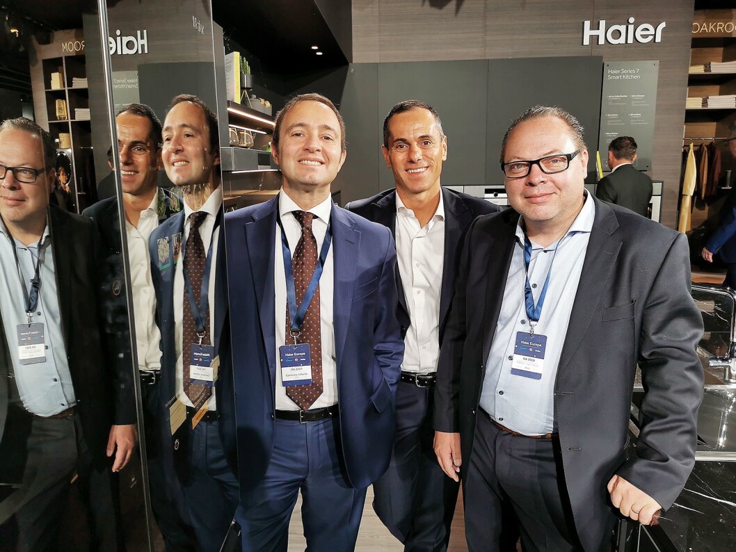 Fra venstre Carmine Infante (regiondirektør for Sentral-, Nord- og Øst-Europa), Davide Pavanati (salgsdirektør Nord-, Sør-, og Sentral-Europa) og Mikael Hellström (Norden-sjef) i Haier Europe. Foto: Stian Sønsteng Fra venstre Carmine Infante (regiondirektør for Sentral-, Nord- og Øst-Europa), Davide Pavanati (salgsdirektør Nord-, Sør-, og Sentral-Europa) og Mikael Hellström (Norden-sjef) i Haier Europe. Foto: Stian Sønsteng