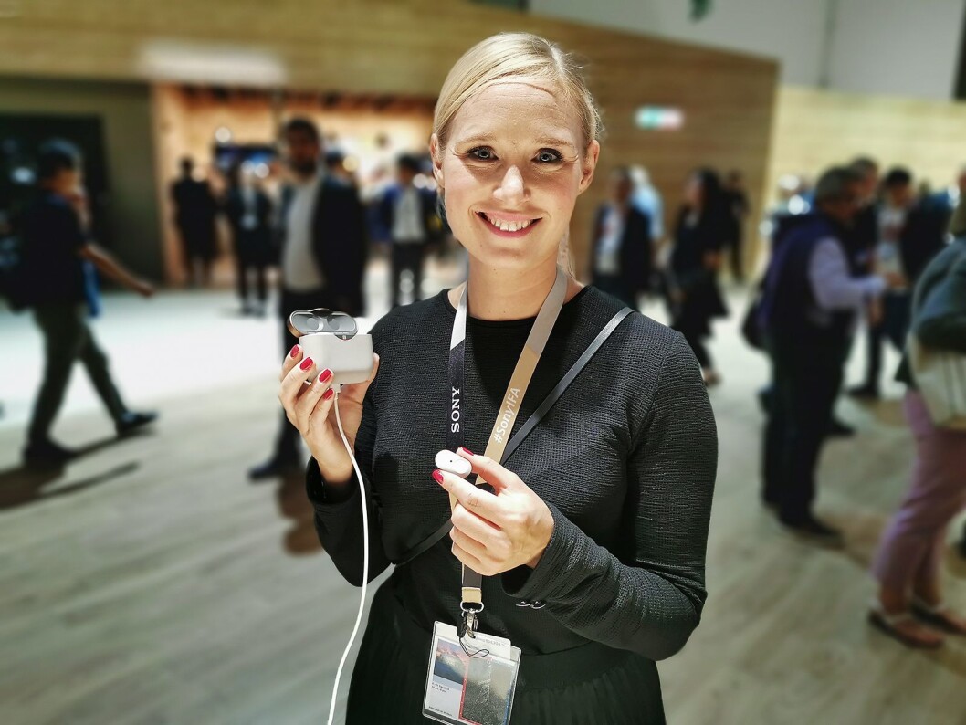 Line Holm Hansen, PR-sjef i Sony Nordic, med de helt trådløse øreproppene WF-1000XM3 med aktiv støyreduksjon. Pris: 2.600,- Foto: Stian Sønsteng. Line Holm Hansen, PR-sjef i Sony Nordic, med de helt trådløse øreproppene WF-1000XM3 med aktiv støyreduksjon. Pris: 2.600,- Foto: Stian Sønsteng.