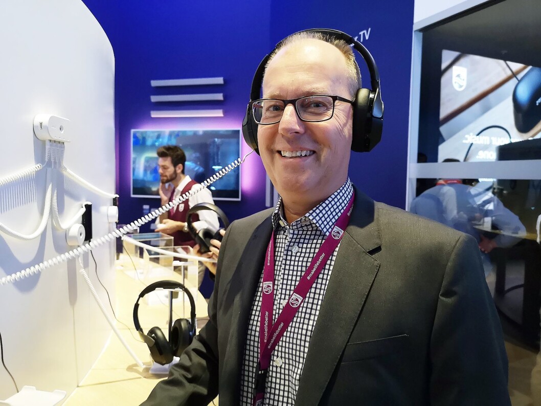 Pär Josefsson, nordisk produktansvarlig i TP Vision, stenger ute støyen fra IFA-messen med selskapets nye P805 hodetelefoner. Foto: Marte Ottemo. Pär Josefsson, nordisk produktansvarlig i TP Vision, stenger ute støyen fra IFA-messen med selskapets nye P805 hodetelefoner. Foto: Marte Ottemo.