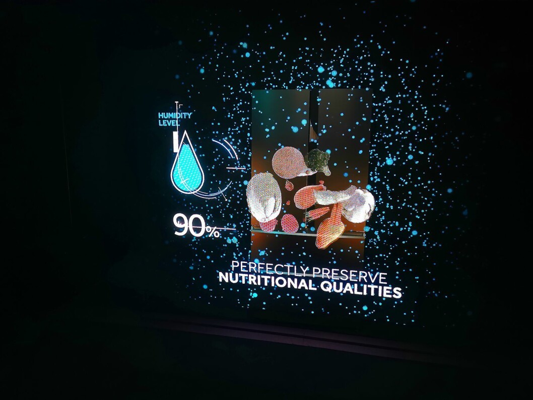 Med et slags hologram viser Haier hvordan kjøleskapene deres fungerer, med en rekke sensorer som blant annet skal gi optimal luftfuktighet. Foto: Stian Sønsteng. Med et slags hologram viser Haier hvordan kjøleskapene deres fungerer, med en rekke sensorer som blant annet skal gi optimal luftfuktighet. Foto: Stian Sønsteng.
