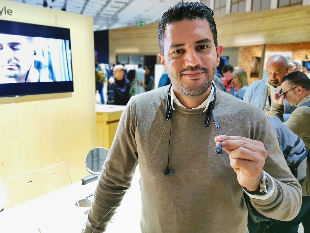 Maziyar Khirollahi i Sony Consumer Electronics med WI-1000XM2, som har aktiv støyreduksjon. Pris: 3.200,- Foto: Stian Sønsteng. Maziyar Khirollahi i Sony Consumer Electronics med WI-1000XM2, som har aktiv støyreduksjon. Pris: 3.200,- Foto: Stian Sønsteng.