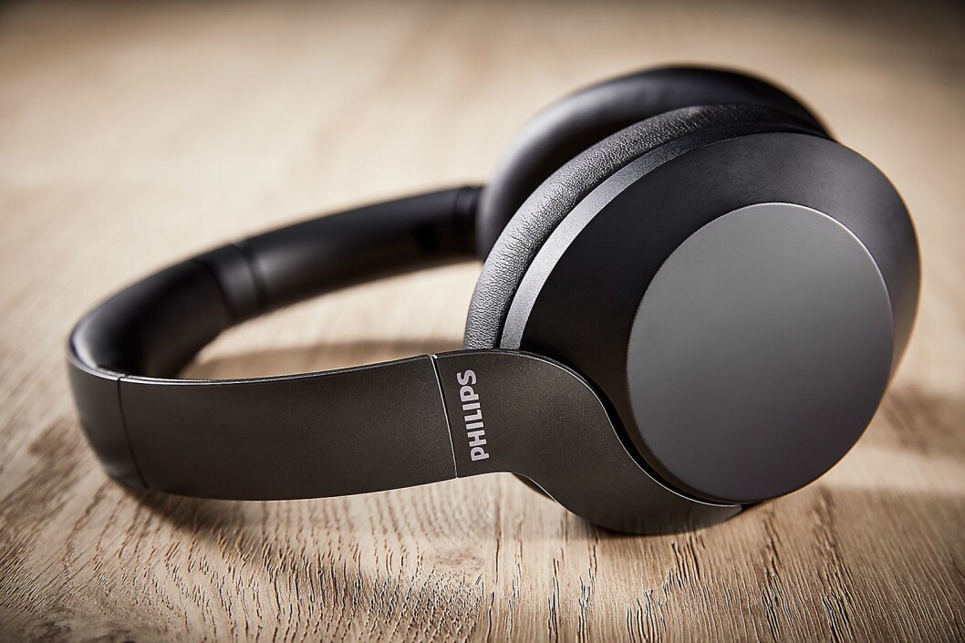 Philips nye P805 hodetelefoner veier bare 235 gram, og skal være behagelig å ha på øret. Foto: Philips. Philips nye P805 hodetelefoner veier bare 235 gram, og skal være behagelig å ha på øret. Foto: Philips.