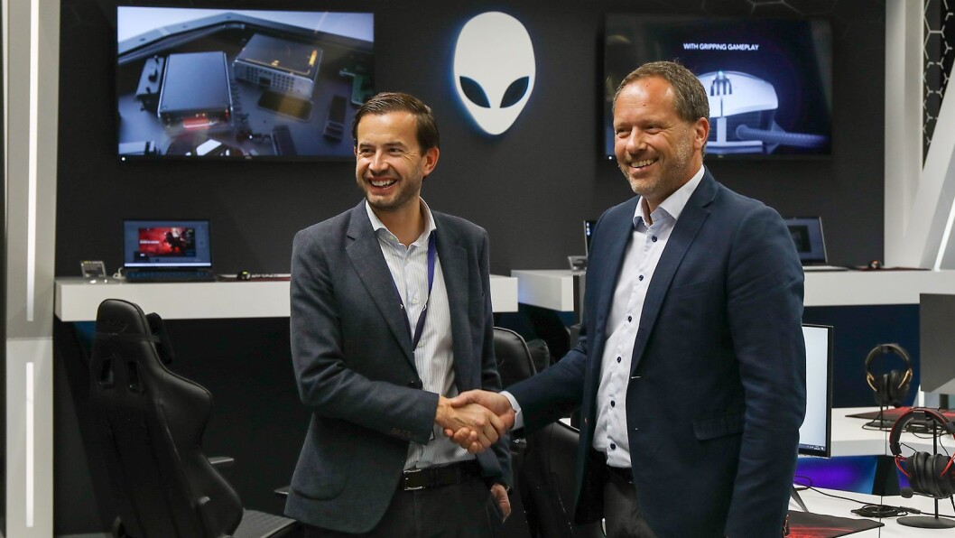 Nordisk kategoridirektør Morten Syversen (t.v.) i Elkjøp og salgsdirektør Per Jostein Ørslien i Dell under åpningen av Alienware-avdelingen ved Elkjøp Megastore Lørenskog. Foto: Dell Nordisk kategoridirektør Morten Syversen (t.v.) i Elkjøp og salgsdirektør Per Jostein Ørslien i Dell under åpningen av Alienware-avdelingen ved Elkjøp Megastore Lørenskog. Foto: Dell