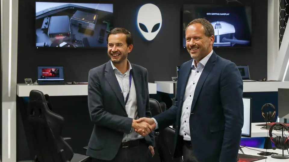 Nordisk kategoridirektør Morten Syversen (t.v.) i Elkjøp og salgsdirektør Per Jostein Ørslien i Dell under åpningen av Alienware-avdelingen ved Elkjøp Megastore Lørenskog. Foto: Dell Nordisk kategoridirektør Morten Syversen (t.v.) i Elkjøp og salgsdirektør Per Jostein Ørslien i Dell under åpningen av Alienware-avdelingen ved Elkjøp Megastore Lørenskog. Foto: Dell