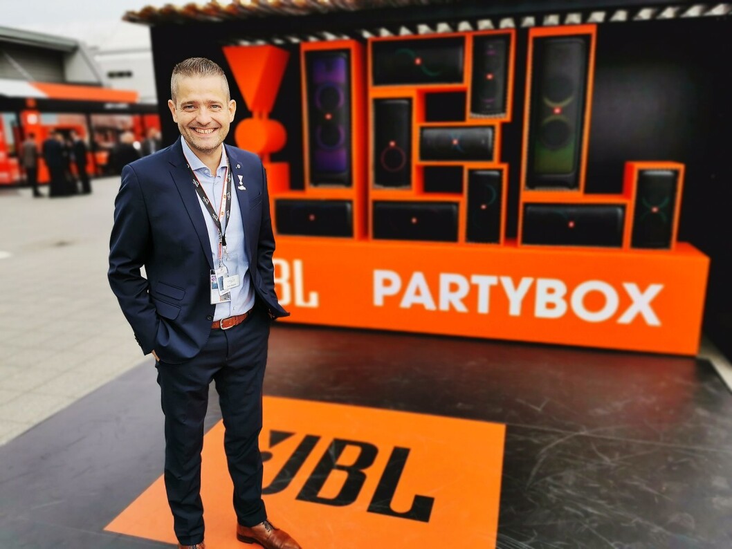 Europa-sjef Søren Majlund i Harman velger seg veggen med JBLs partybokser når han skal fotograferes under TV-tårnet på IFA-messen. Foto: Stian Sønsteng Europa-sjef Søren Majlund i Harman velger seg veggen med JBLs partybokser når han skal fotograferes under TV-tårnet på IFA-messen. Foto: Stian Sønsteng
